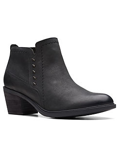 Clarks Neva Lo Wide E Fitting Black Leather Boots