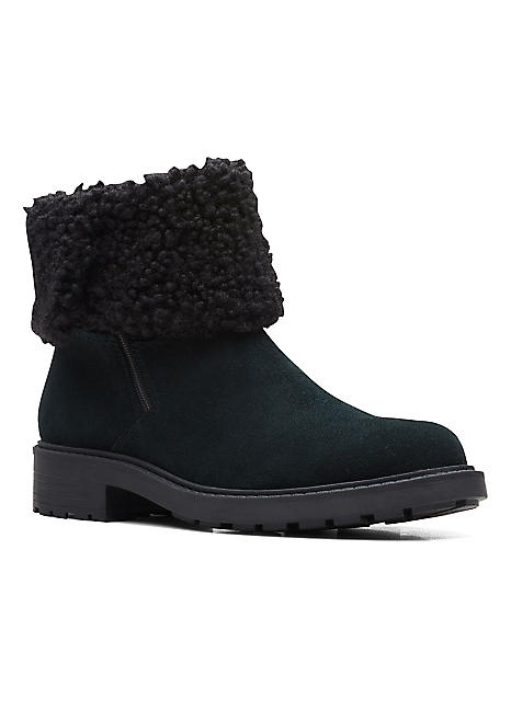 Clarks hot sale shearling boots